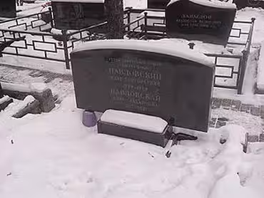 Náhrobek armádního generála Ivana Grigorjeviče Pavlovského a jeho manželky Anny Zacharovny Pavlovské (1917–2001) na Kuncevském hřbitově v Moskvě. Zdroj: Wikipedia.